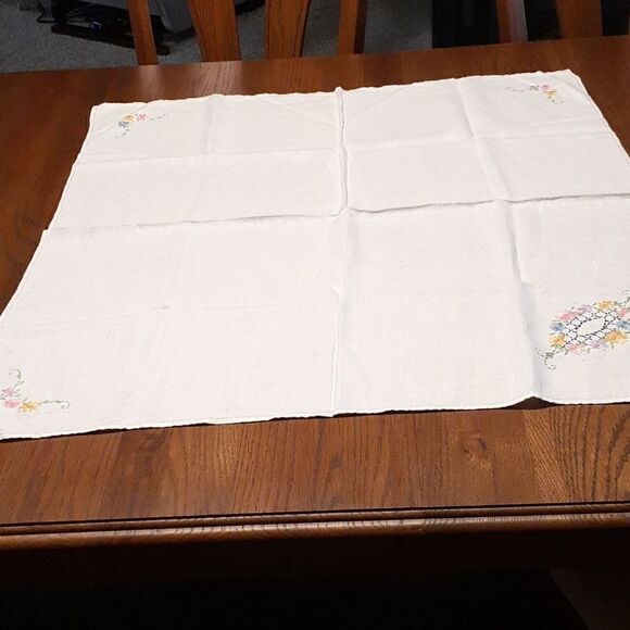 3 pc set vt embroidered white linen 29.5" X 31.5" tablecloth mat plus 2 doilys. - Picture 7 of 14